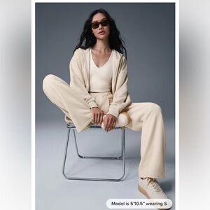 ALO Yoga Accolade Straight Leg Sweatpants in Oatmilk